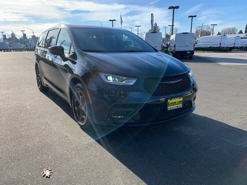 Used 2022 Chrysler Pacifica Touring-L w/ Uconnect Theater Family Group image 9