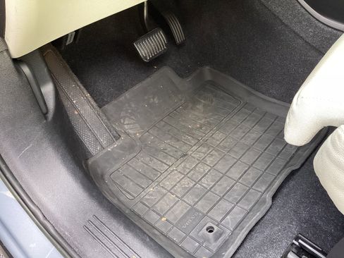 Certified 2023 Volvo XC40 B4 Plus w/ Protection Package Premier image 17