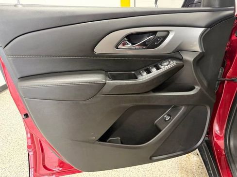 Used 2021 Chevrolet Traverse LT image 13