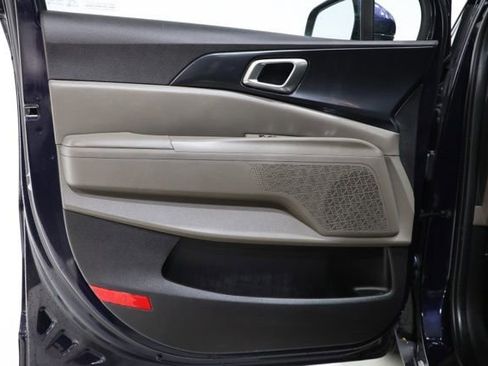 Used 2025 Kia Carnival FWD image 18