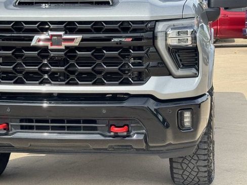 Used 2025 Chevrolet Silverado 2500 ZR2 w/ Technology Package AWD/4WD image 9