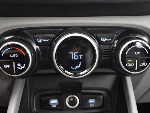 Used 2025 Hyundai Venue SEL image 34