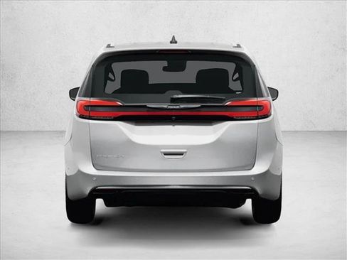 Used 2024 Chrysler Pacifica Touring-L image 10