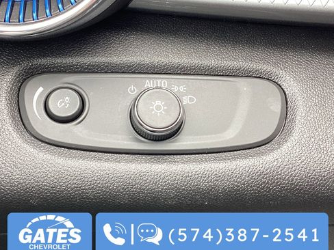 Used 2025 Chevrolet Trax LT w/ LT Convenience Package image 25