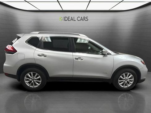 Used 2019 Nissan Rogue SV w/ Premium Package FWD image 4