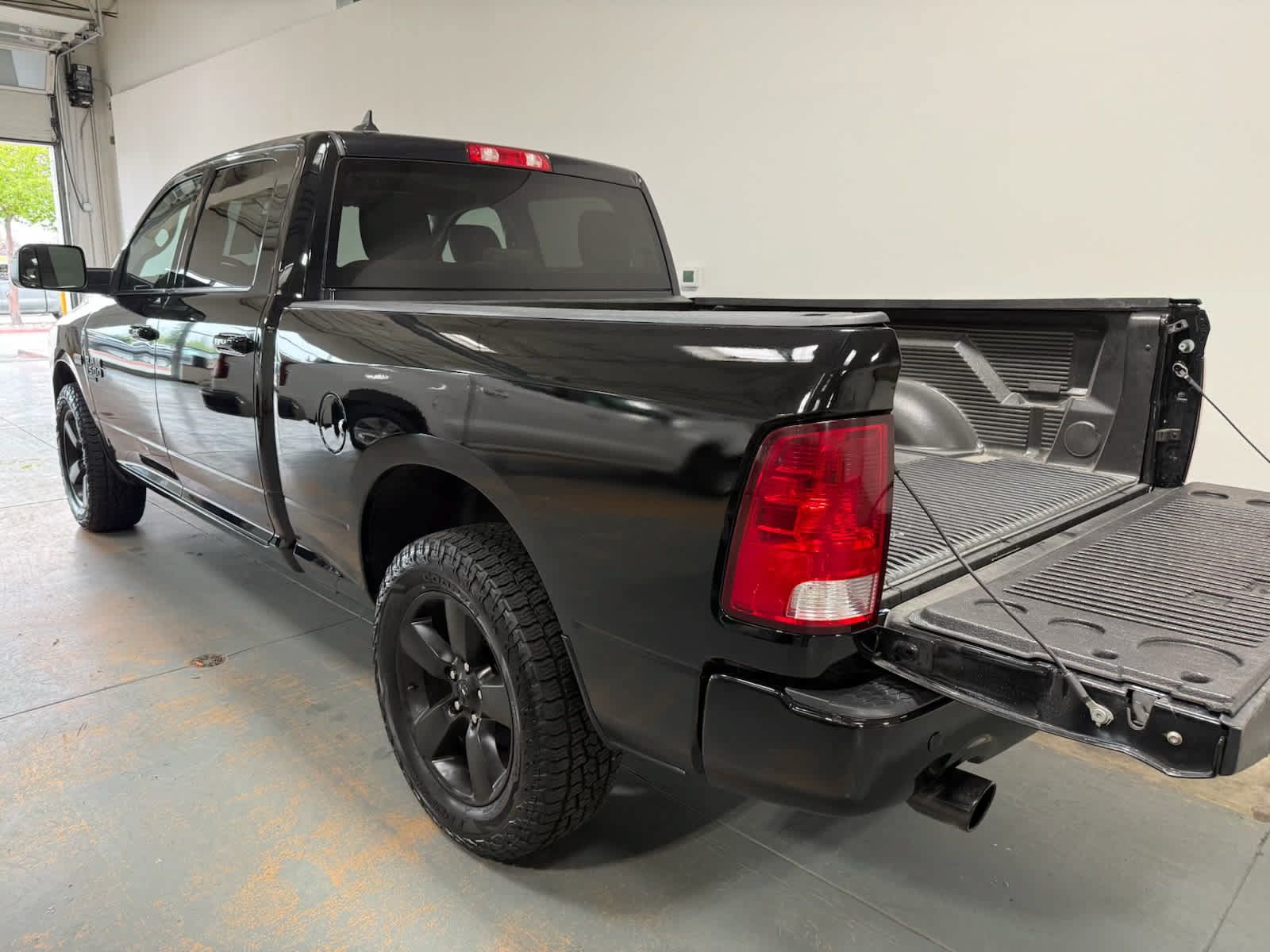 Used 2022 RAM 1500 Classic SLT w/ Electronics Convenience Group AWD/4WD image 4