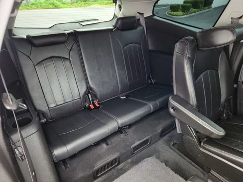 Used 2014 Chevrolet Traverse LTZ FWD image 17