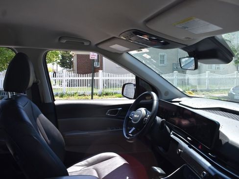 Used 2025 Kia Carnival FWD image 21