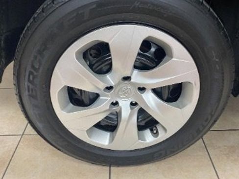 Used 2021 Toyota RAV4 LE FWD image 34