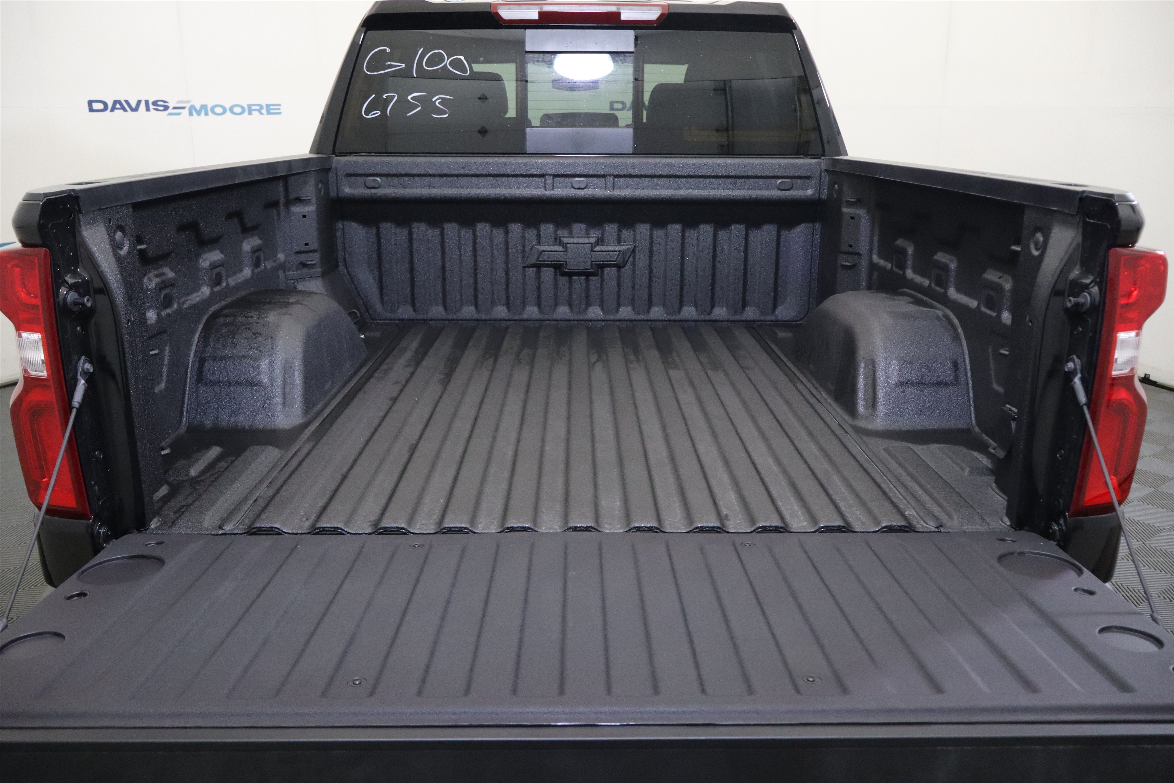 New 2026 Chevrolet Silverado 1500 RST w/ Redline Edition AWD/4WD image 9