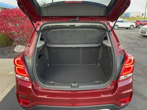 Used 2022 Chevrolet Trax LT w/ LT Convenience Package image 9