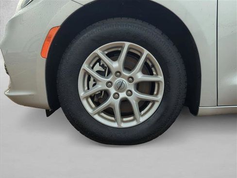 Used 2023 Chrysler Pacifica Touring-L FWD image 23