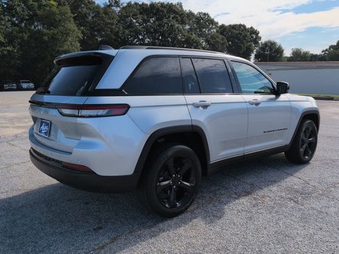 Certified 2023 Jeep Grand Cherokee Altitude AWD/4WD image 3