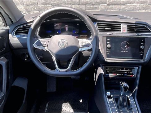 Certified 2022 Volkswagen Tiguan SE w/ Panoramic Sunroof Package AWD/4WD image 4