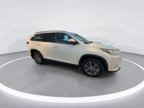 Used 2019 Toyota Highlander XLE image 9