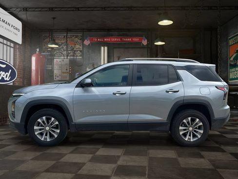 Used 2025 Chevrolet Equinox LT w/ Convenience Package II FWD image 3