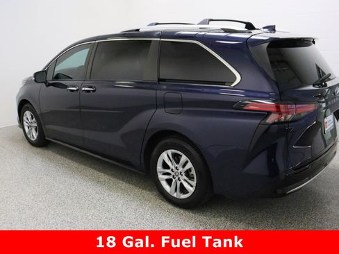 Used 2023 Toyota Sienna Limited image 9