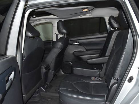Used 2020 Toyota Highlander XLE image 31