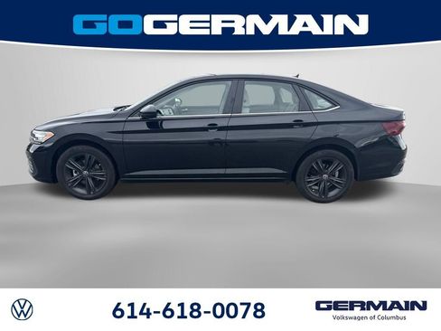 Used 2023 Volkswagen Jetta SE w/ Panoramic Sunroof Package FWD image 3