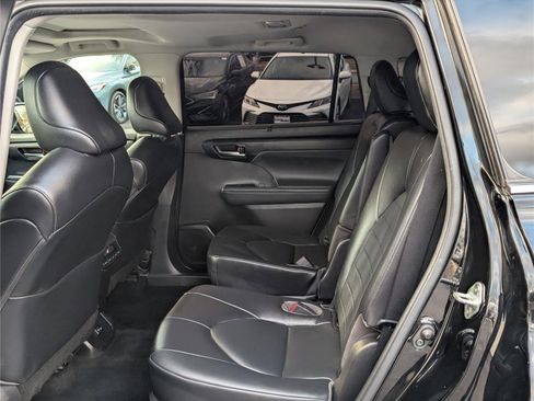 Used 2022 Toyota Highlander XLE image 16