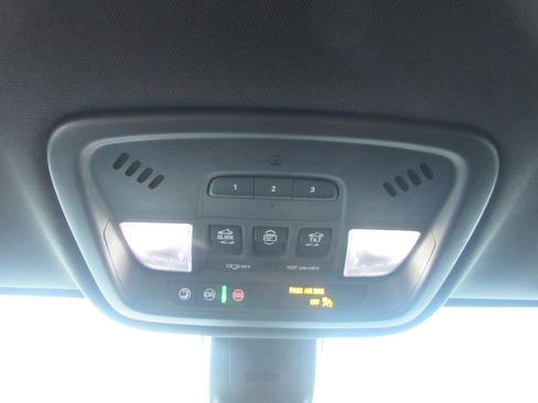 Used 2023 Chevrolet Traverse Premier image 35