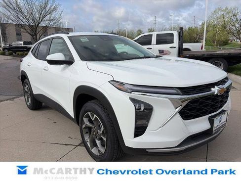 New 2026 Chevrolet Trax LT FWD image 2