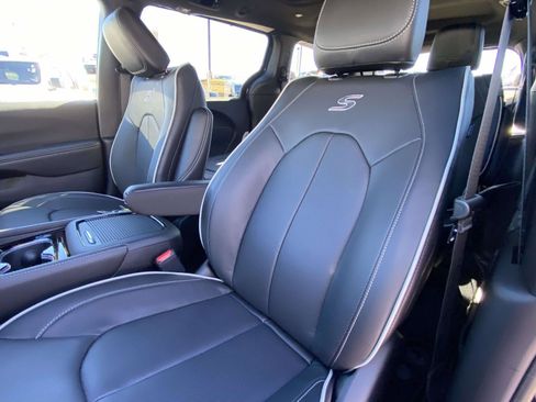 New 2026 Chrysler Pacifica Limited w/ S Appearance Package image 10