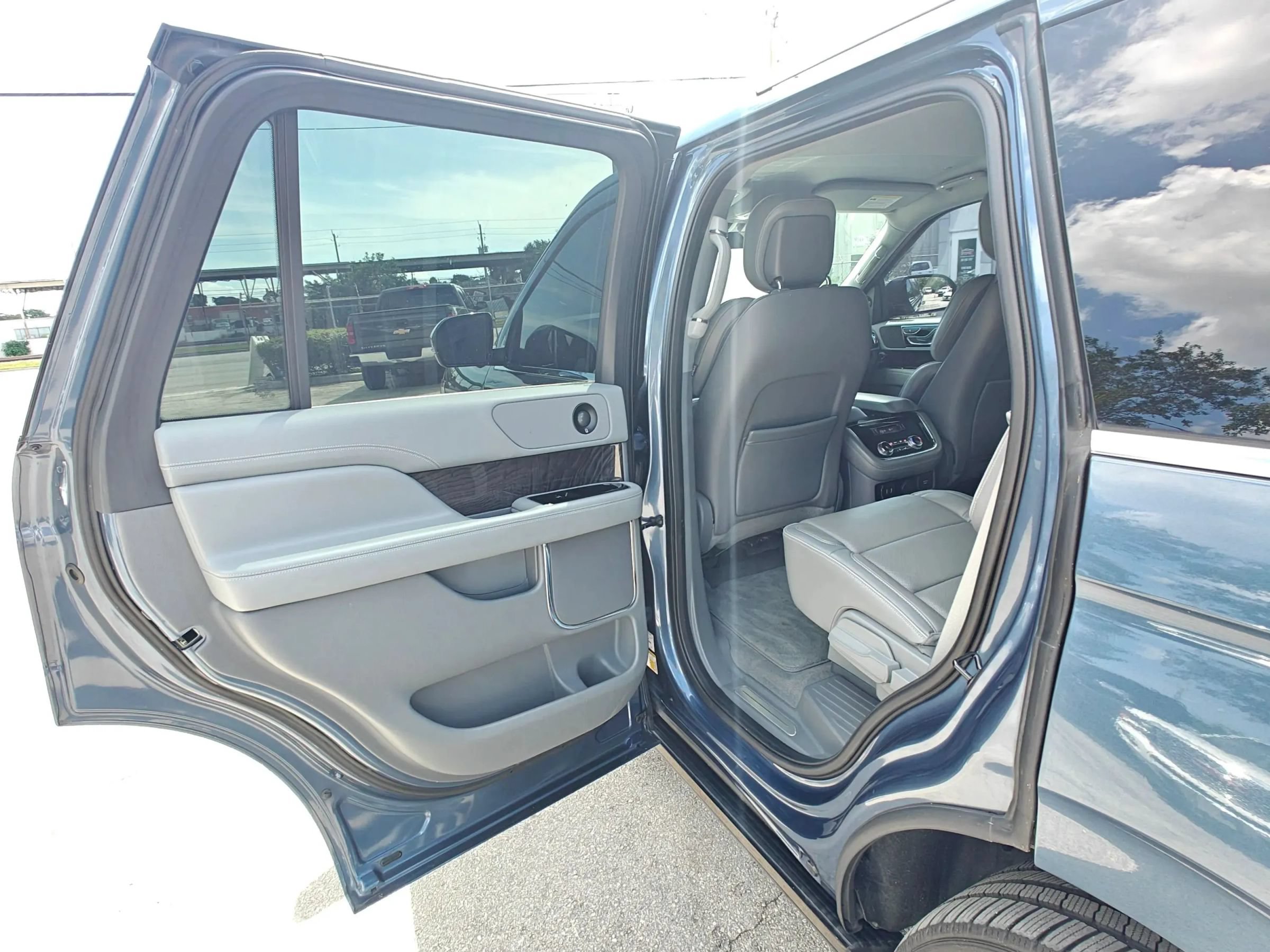 Used 2019 Lincoln Navigator Select RWD image 13