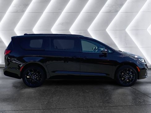 New 2026 Chrysler Pacifica Limited image 7
