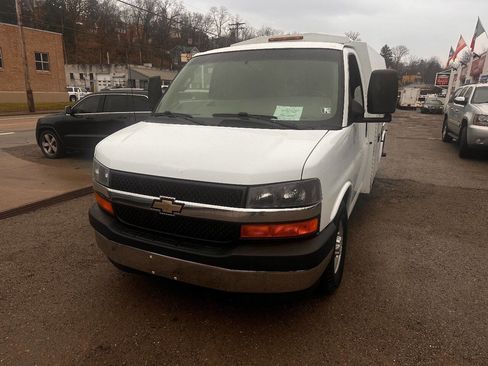 Used 2017 Chevrolet Express 3500 image 2