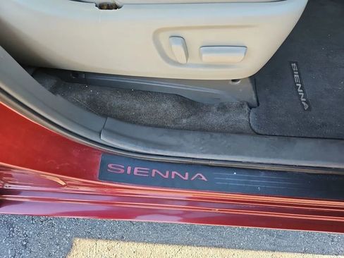 Used 2013 Toyota Sienna XLE w/ Premium Pkg image 14