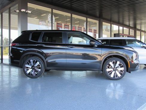 New 2025 Mitsubishi Outlander SE image 2