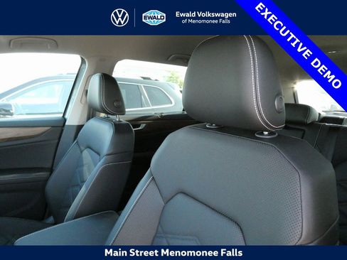 Certified 2025 Volkswagen Atlas SE image 33