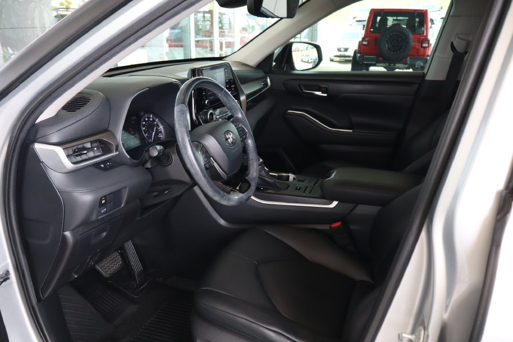 Used 2020 Toyota Highlander XLE AWD/4WD image 16