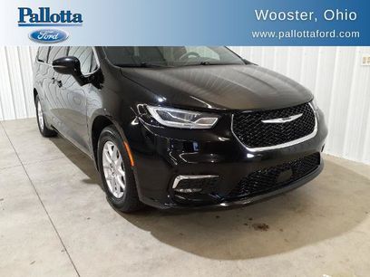 Used 2025 Chrysler Pacifica Select