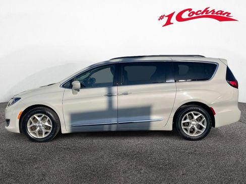 Used 2017 Chrysler Pacifica Touring-L w/ Tire & Wheel Group FWD image 23
