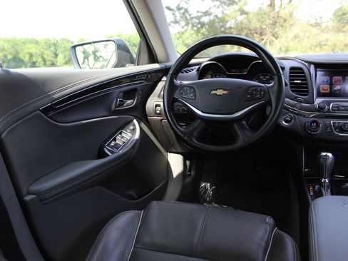 Used 2017 Chevrolet Impala Premier w/ Enhanced Convenience Package FWD image 9