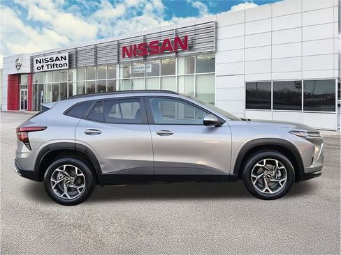 Used 2025 Chevrolet Trax LT w/ LT Convenience Package FWD image 3
