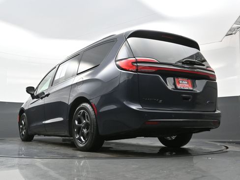 Used 2021 Chrysler Pacifica Touring w/ Uconnect Theater Family Group image 30