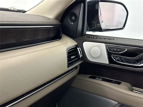 Used 2022 Lincoln Navigator Reserve image 37