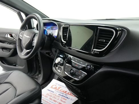 Used 2025 Chrysler Pacifica Select FWD image 31