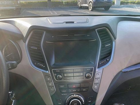 Used 2018 Hyundai Santa Fe SE image 8