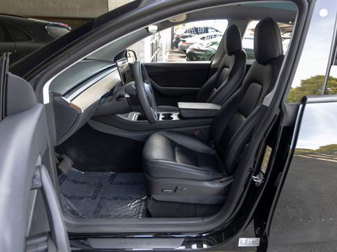 Used 2021 Tesla Model Y Long Range image 24