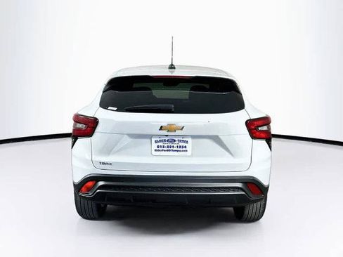 Used 2024 Chevrolet Trax LS w/ LS Convenience Package FWD image 5