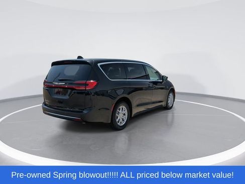 Used 2023 Chrysler Pacifica Touring-L FWD image 8