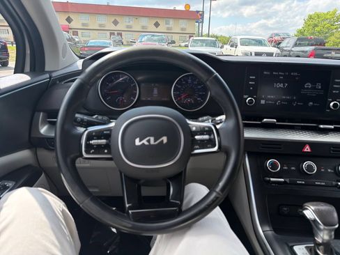 Used 2023 Kia Carnival LX FWD image 16