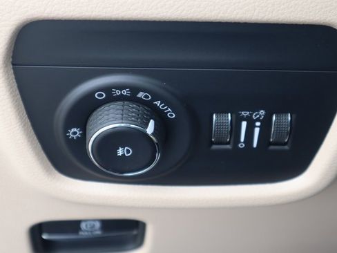 New 2025 Jeep Grand Cherokee Limited image 9