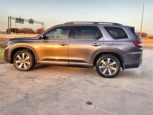 Certified 2024 Honda Pilot Touring image 4