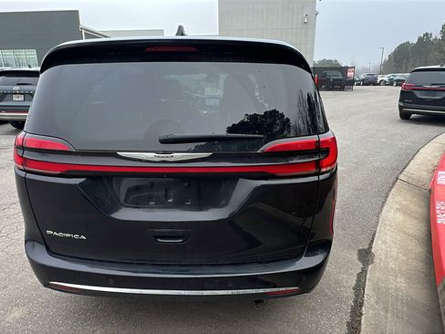 Used 2024 Chrysler Pacifica Touring-L image 9