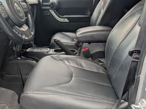 Used 2014 Jeep Wrangler Unlimited Sahara w/ Connectivity Group image 16